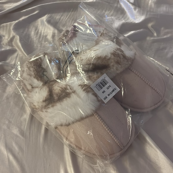 Jessica Simpson Women's Comfy Faux Fur Slippers - Picture 5 of 5